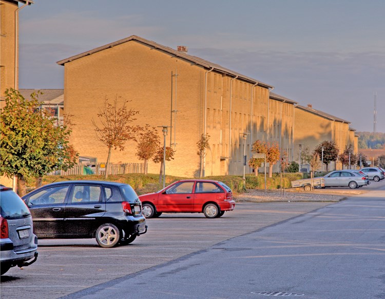 Afdelingens gule bygninger, som de så ud inden renoveringen - med parkeringsplads foran. || Haderslev-Boligselskab_til-web.jpg