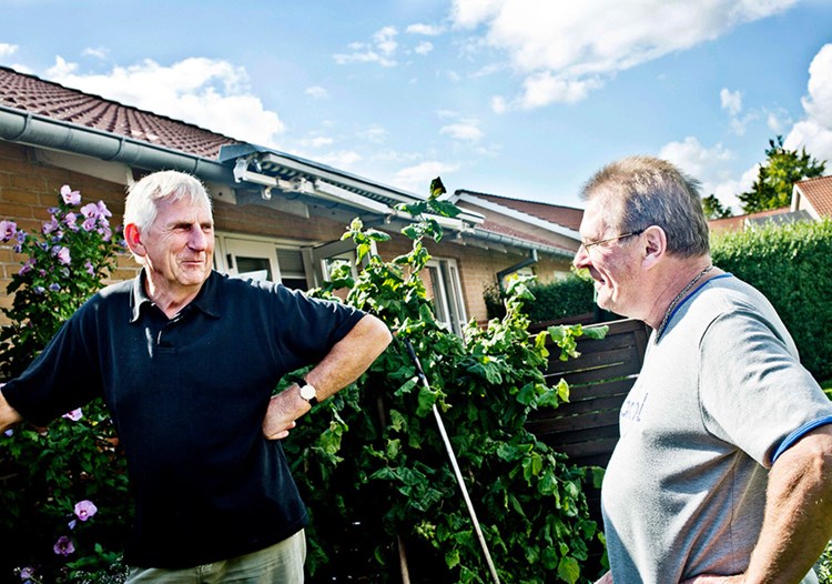 To ældre mænd taler foran den enes bolig. || Soeg-bolig-aeldreboligNY.jpg