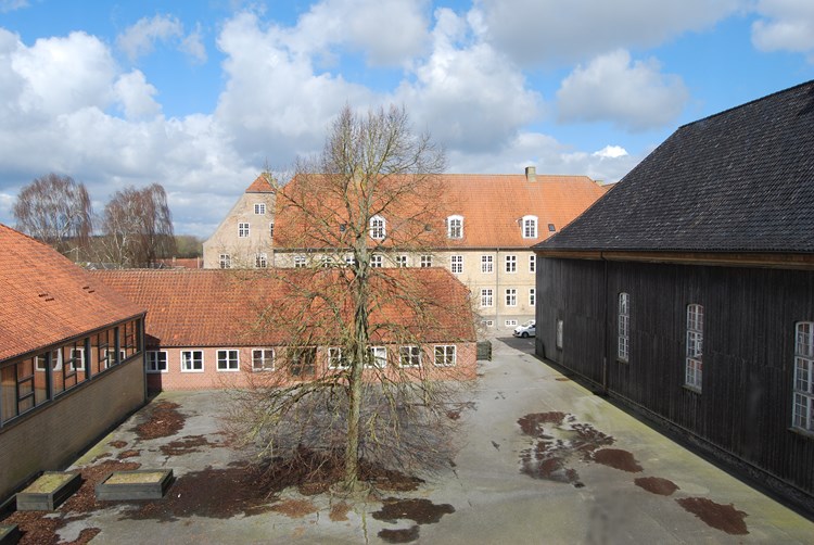 || Christiansfeld - Træ_salshuset_fra_drengeskolen.jpg