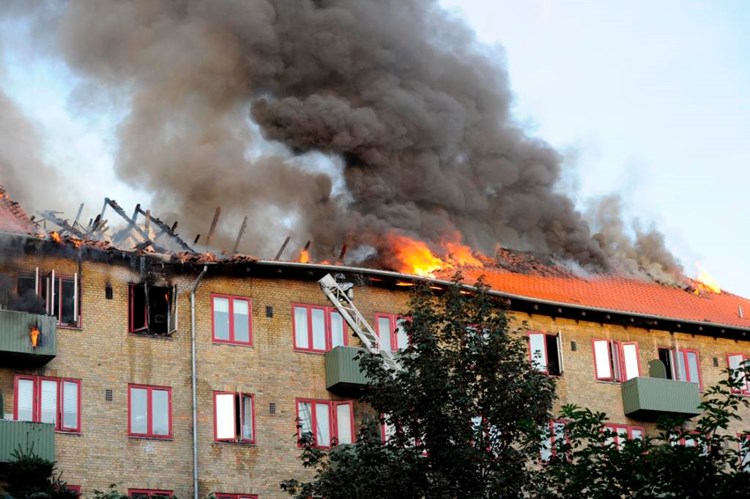 Ild i og kraftig røgudvikling fra taget på en etagebygning. || BM-Sikkerhed-brand.jpg
