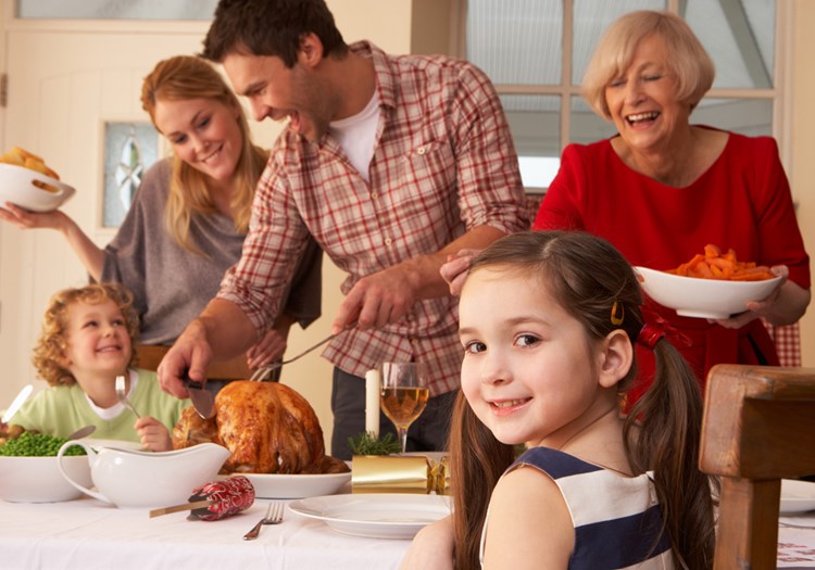 En familie på fire og en ældre kvinder står og sidder rundt om middagsbordet. || Dele,-Madklub-NY.jpg