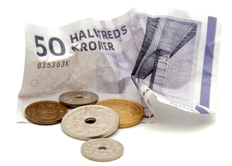 En krøllet 50-kroneseddel og små-mønter. || BM-Indflytning-penge-iStock.jpg
