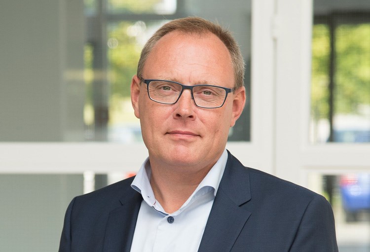 Portrætfoto af Thomas Holluf Nielsen, administrerende direktør i bygge- og boligadministrationen Domea.dk. || Thomas-Holluf-foto,-Jacob-Ljoerring,-bred.jpg