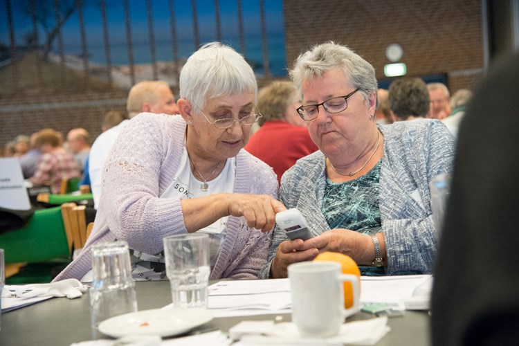 To kvindelige beboerdemokrater gør klar til at stemme elektronisk på repræsentantskabsmødet. || Valg-til-betyrelsen_JL_web.jpg