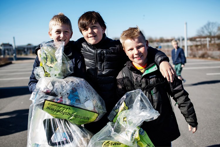 Tre drenge glade drenge med fyldte affaldssække. || Affaldsindsamling_web.jpg
