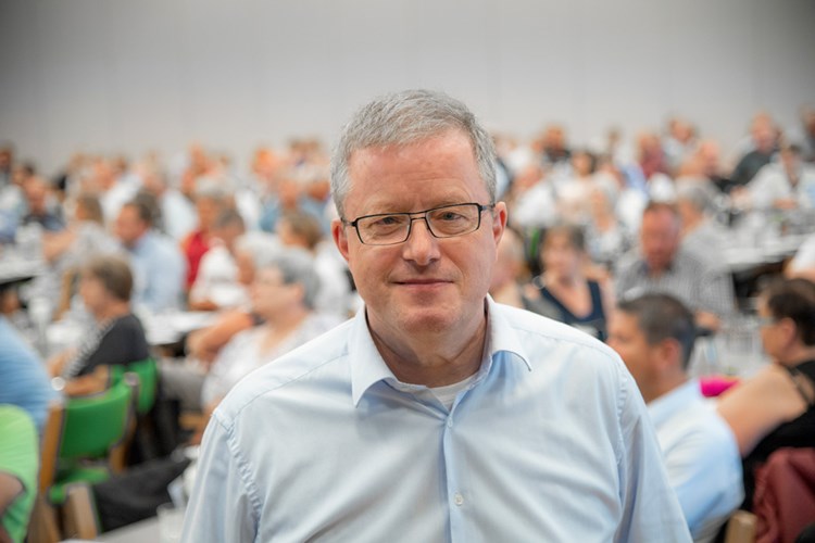 Poul Rasmussen, formand for Domea.dk, foran en fuld sal af mennesker. || Lands18Poul-3361.jpg