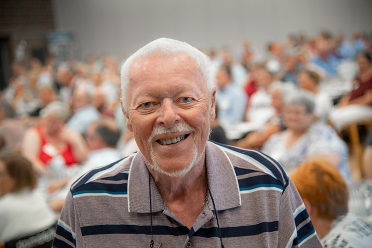 Svend Overgaard foran en fuld sal af mennesker. || Lands18Svend-3291.jpg