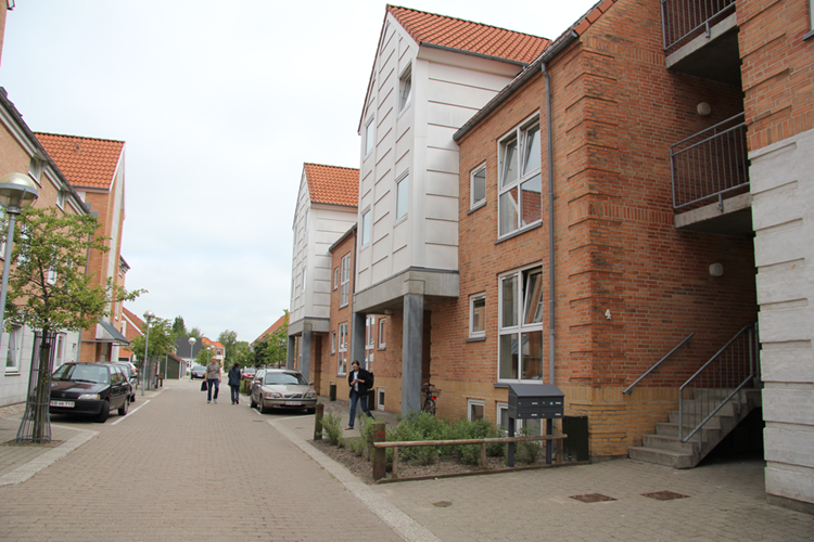 Et view ned ad Torvestræde i Aabybro med dets røde bygninger. || Torvestræde-Aabybro_web.png