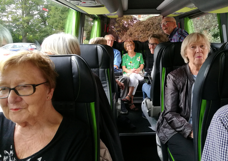 Bus med glade ældre. || Pris_Knuthen-bus_web.png