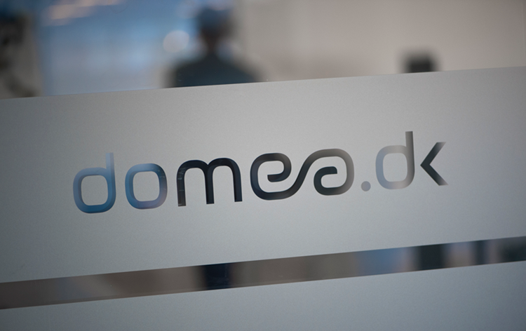 || Domeadk-logo-paa-doer_Foto-Jacob-Ljoerring.png