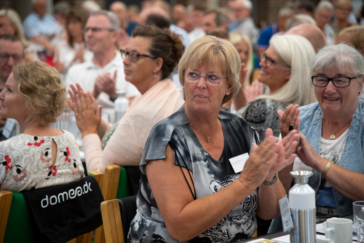 Billede fra salen på Nyborg Strand Hotel af beboerdemokrater, der klapper. || Landskonference2018_web.png