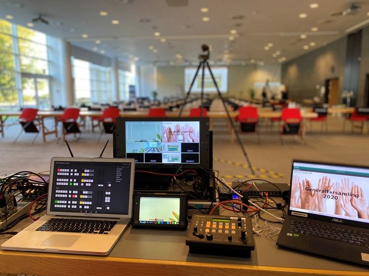 Det blev på mange måder en anderledes generalforsamling fredag den 18. september på Hotel Nyborg Strand - en generalforsamling med god afstand, mundbind og masser af håndspit. Ikke desto mindre var stemningen i top blandt de fremmødte beboerdemokrater.

På forhånd var hver enkelt boligorganisation blevet opfordret til maksimalt at deltage med to organisationsbestyrelsesmedlemmer, hvilket var med til at sikre god afstand i salen. Og for at alle alligevel havde mulighed for følge med i debatten, blev generalforsamlingen for første gang nogensinde live-streamet til organisationsbestyrelsesmedlemmer i hele landet. || Streaming Af Generalforsamling Domea 2020 Corona (1)