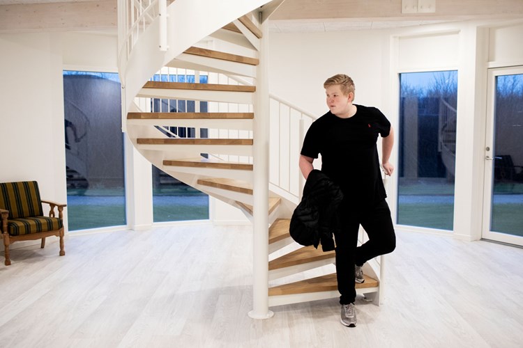 Billede af Nikolaj Imse Christensen på vej ned af en trappe. || WEB Fjerritslevcollege0007 Tor Birk Trads (18)+