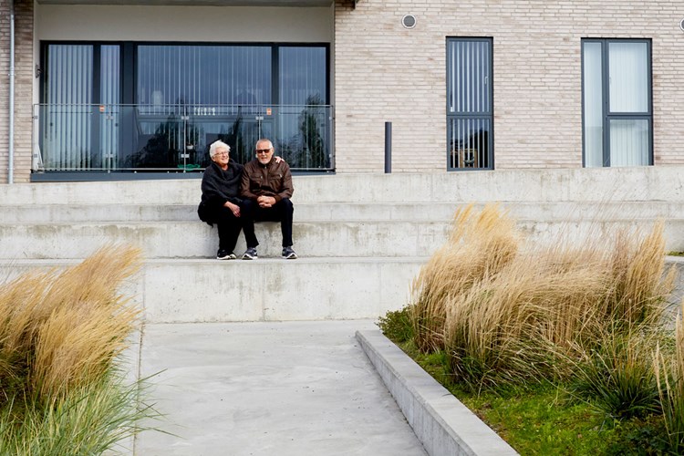 Der, hvor man mødes er i gården, på den fælles altan eller på trappen. Foto: Lars Bech || Web Uderum Mgl1051domea Fredericia LB