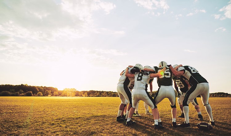 Klynge af football-spillere. || 1280 Hold Team Samarbejde Shutterstock