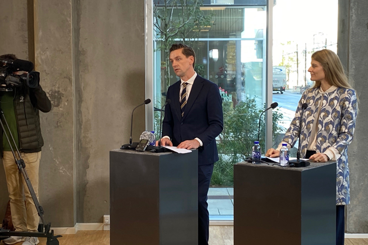 Billede af indenrigs- og boligminister Kaare Dybvad Bek og kulturminister Ane Halsboe-Jørgensen, der står bag hver deres pult med mikrofon. || Orienten10 Pressemøde Web