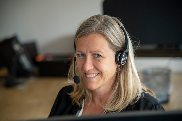 Billede af smilende kvinde med headset på. || Kundeservice Kan Hyres Web