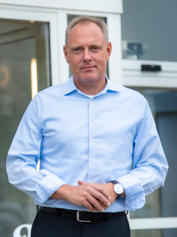 Portrætfoto af Thomas Holluf Nielsen i lyseblå skjorte. || Thomashn Materiale Priser Web Lille