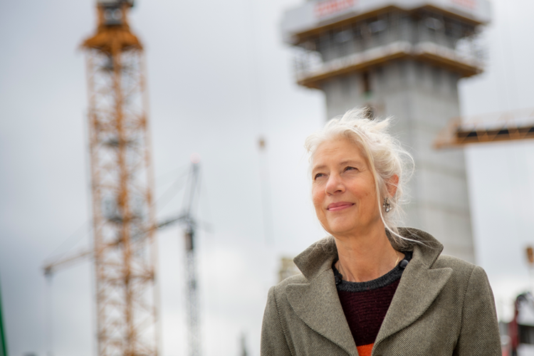 Billede af Mette Mogensen udenfor på en byggeplads. || Mettemogensen JL 900