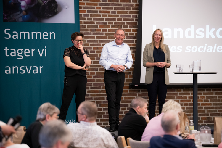 Gunvor Christensen, Thomas Holluf Nielsen og Solvei Råberg Tingey på scenen. || 2023Landskonf JL 0130 Crop