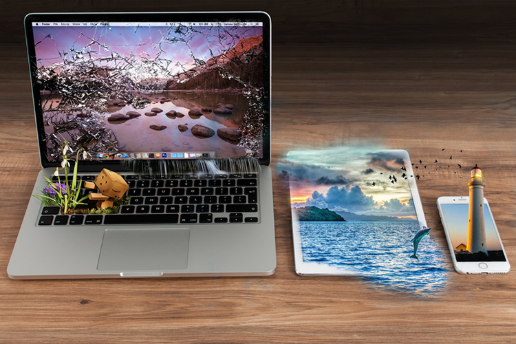 Billede af en bærbar computer, en iPad og en iPhone, der ligger på et bord. || Vandbesparelse Pc 900