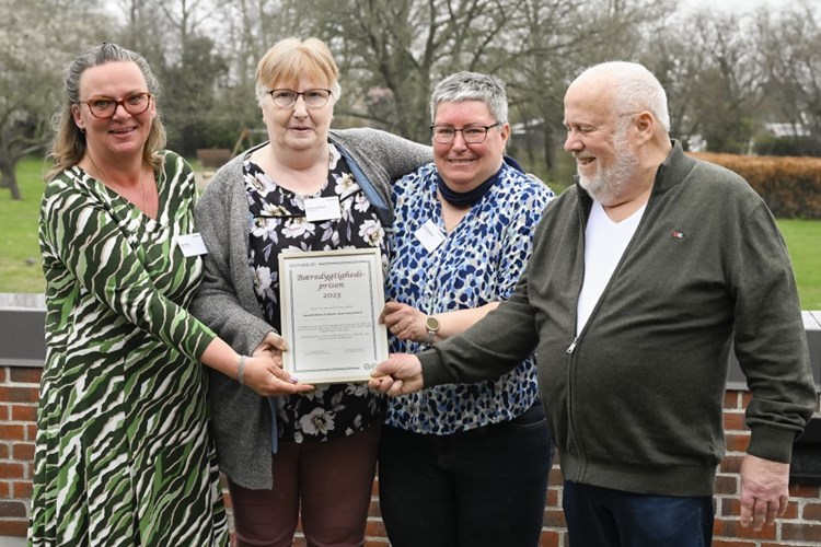 Foto af de fire prisvindere med diplomet taget udenfor. || Artikel BP24 Foto 1000