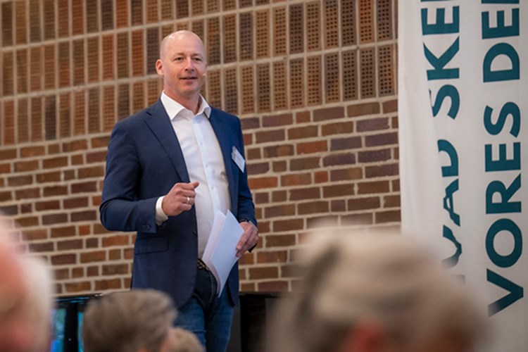 Mark Stokholm på scenen. || Mark Lille