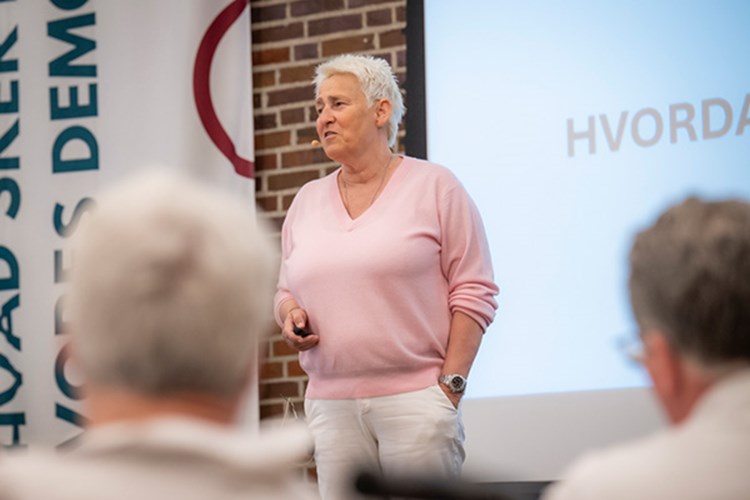 Mette Neville på scenen. || Mette Lille