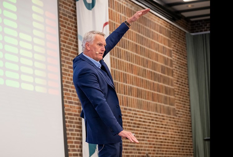 Ulrik Haagerup på scenen. || Ulrik Lille