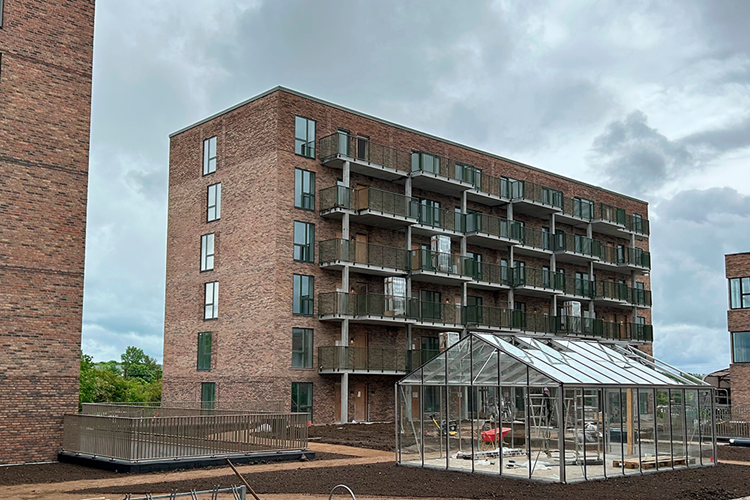 Etagebygning i røde mursten || Havtornen