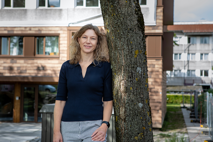 Halvfigurs-foto af Signe Sønderskov i Gadehavegård. || GHG Signe 1000