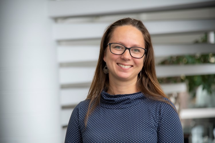Kvinde smiler || Beboerraadgivningen Sara Web 900X600