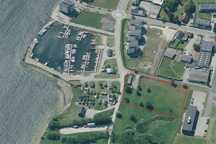 Oversigtsfoto med en rød markering af det kommende boligområde || Masnedsund Oppefra Web