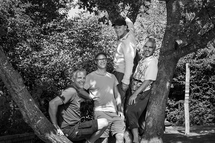 Sort-hvidt billede af de fire forfattere, der sidder i et træ || Bog 1000