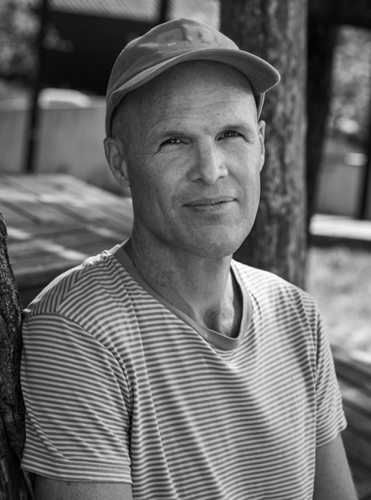 Sort-hvidt portrætfoto af Martin Rosenkreutz Madsen || Bog Matrin Lille Web