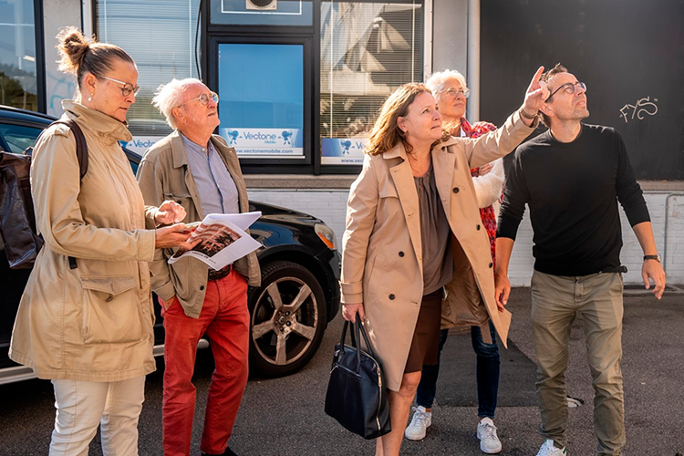 Fem mennesker kigger op. || Udflugt Til Peder Lykke Web