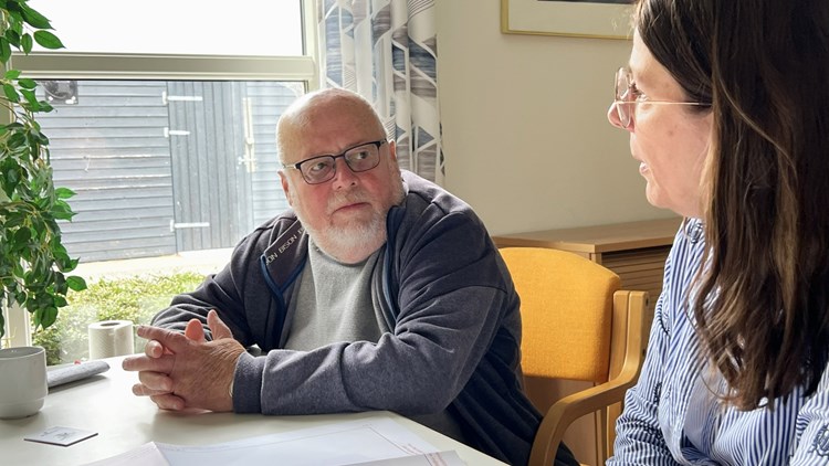 Formand Claus Olsson sidder ved et bord og taler med Vendersbos direktør, Birgitte Werngreen-Nielsen. || Vendersbo Workshop 05 1600X900